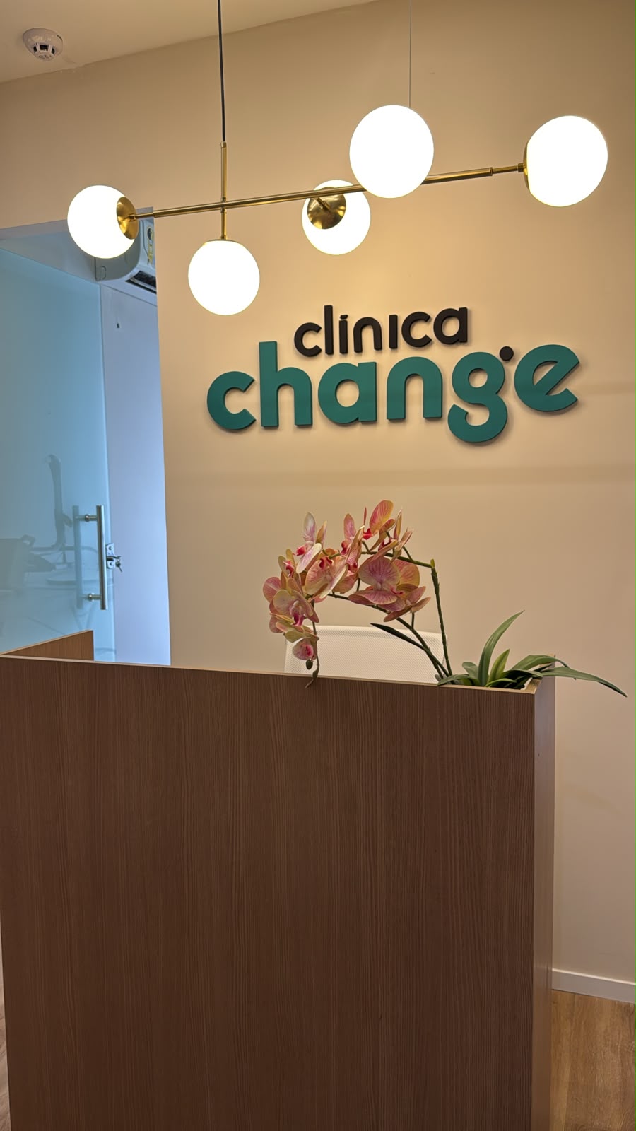 Recepção com logo da Clínica Change